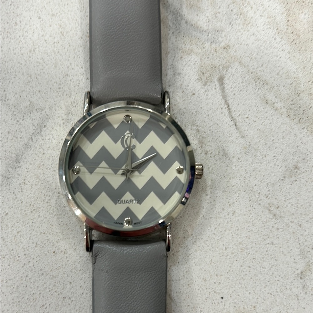 🎄 Gray Chevron Pattern Watch - Picture 4 of 9